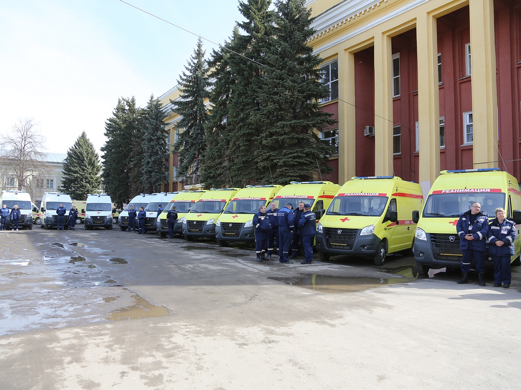Глеб Никитин вручил врачам ключи от 29 новых машин скорой помощи - фото 1