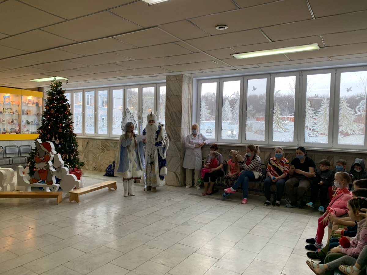 Дед Мороз и Снегурочка поздравили пациентов нижегородских больниц - фото 1