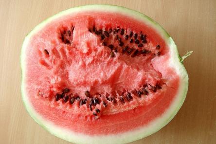 Чем опасны арбузы и как их правильно выбирать