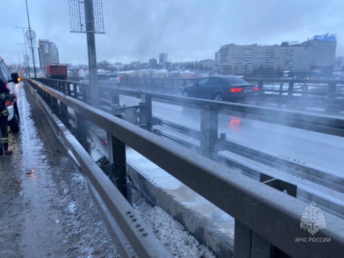 Пожар случился на метромосту в Нижнем Новгороде - фото 1