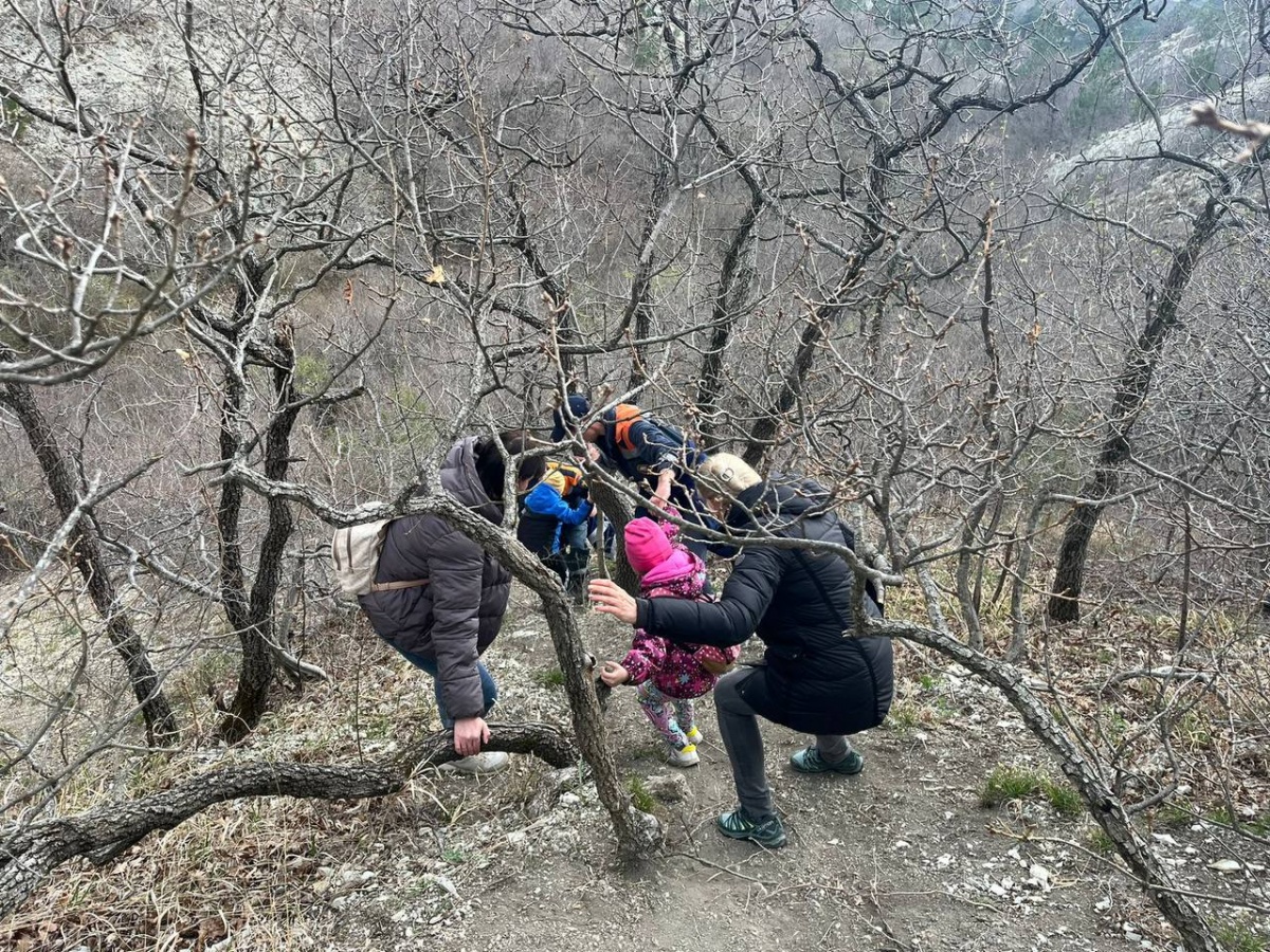 Нижегородские туристы застряли на сыпучем склоне горы в Геленджике - фото 1