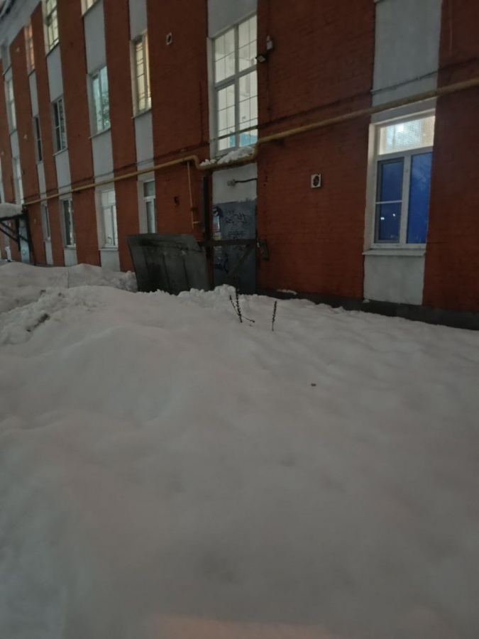 Рухнувший козырек подъезда заблокировал жителей в Дзержинске - фото 1