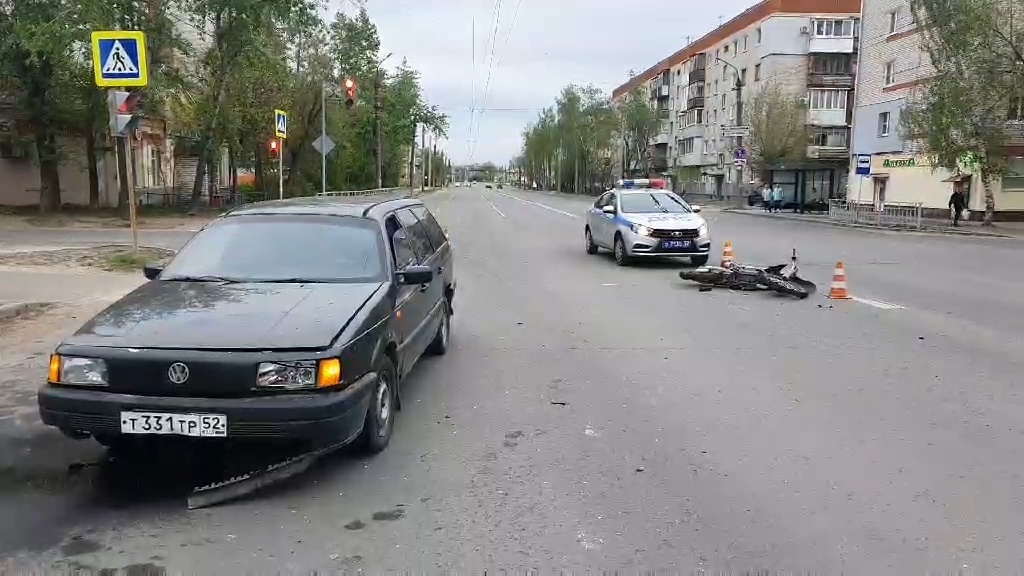 Мотоциклист и его пассажир пострадали в Дзержинске после столкновения с иномаркой - фото 1