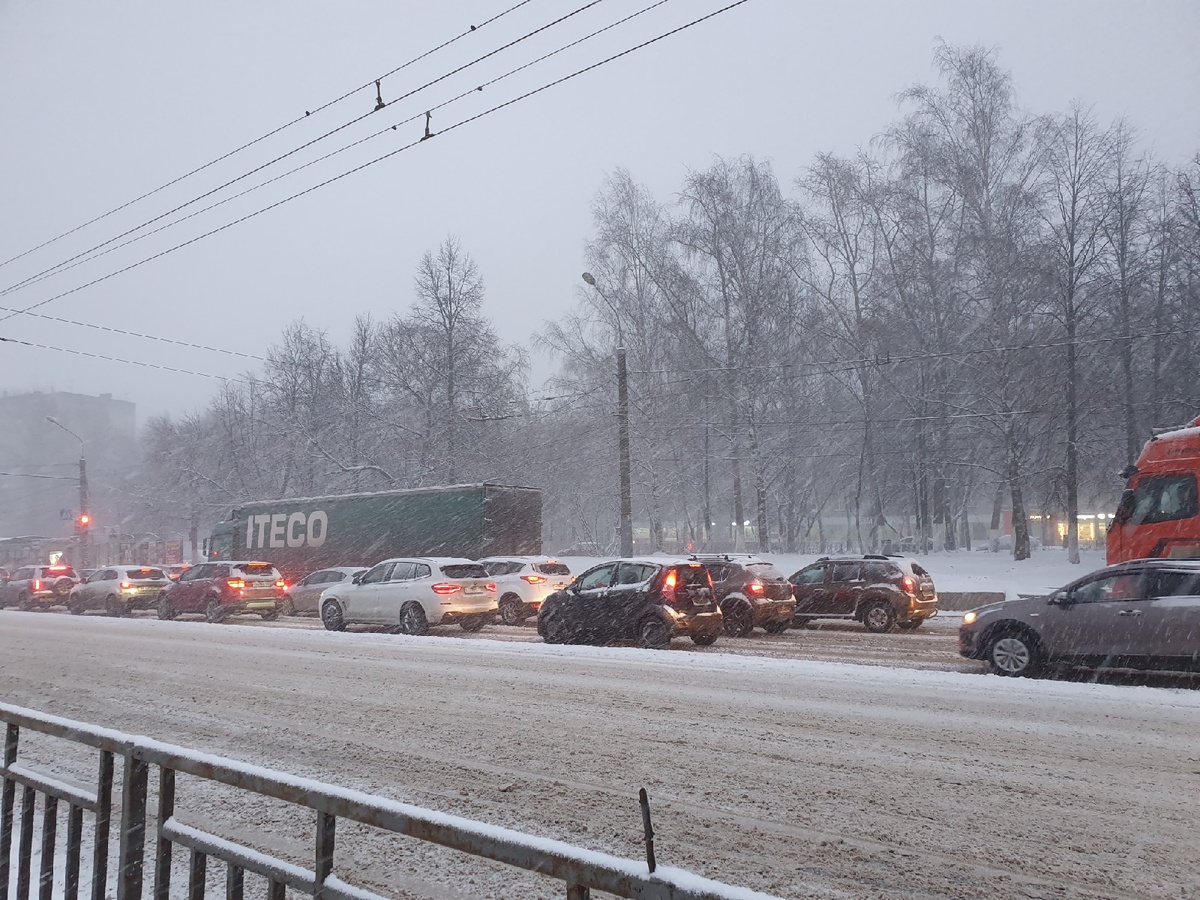 Масса аварий и пробки: погода испортила дорожную ситуацию в Нижнем Новгороде
