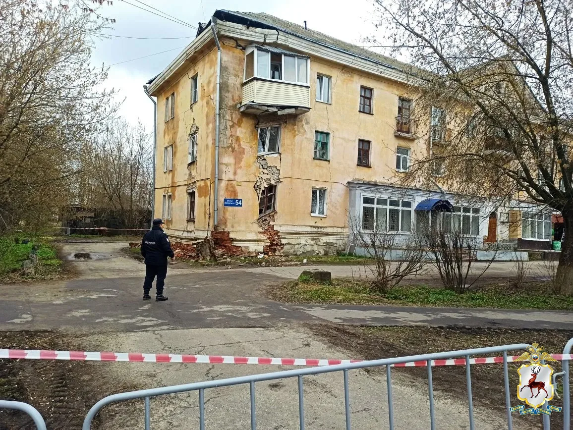 Полицейские дежурят у треснувшей трехэтажки в Балахне: фото с места событий - фото 3