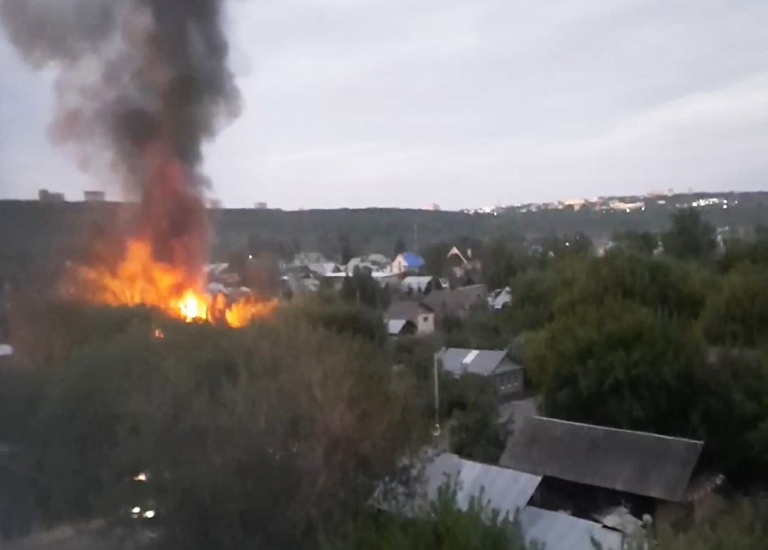 Частный дом сгорел в Ленинском районе на площади в 100 квадратных метров - фото 1