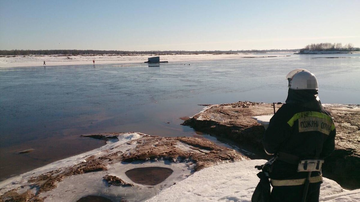 Провалившегося под лед шокированного мужчину спасли на Ветлуге - фото 1