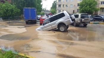Внедорожник провалился под асфальт в Нижнем Новгороде (ФОТО)
