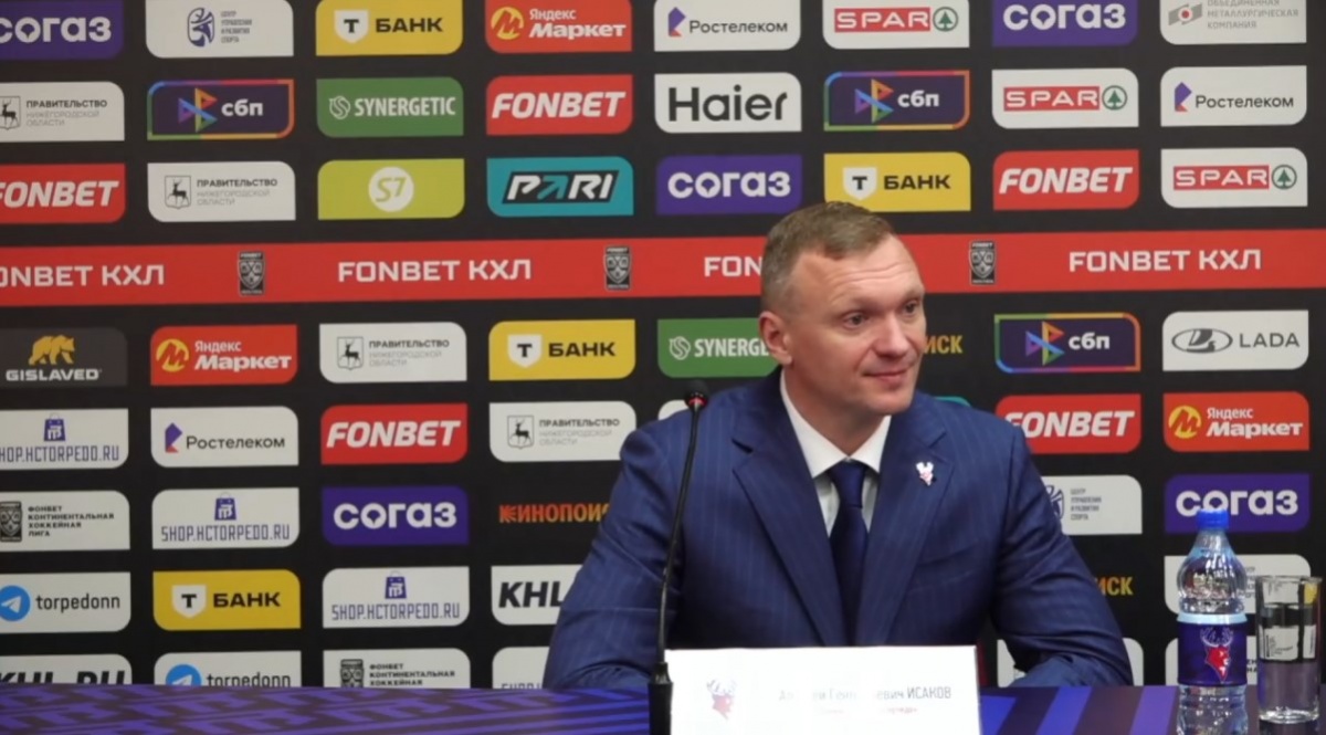 &laquo;Очень приятная&raquo;: главный тренер &laquo;Торпедо&raquo; Исаков &mdash; о первой победе в КХЛ - фото 1