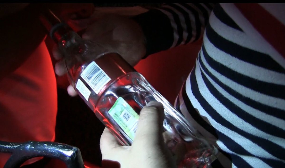 25 литров алкоголя изъяли полицейские из развлекательного заведения на Нижне-Волжской набережной - фото 1