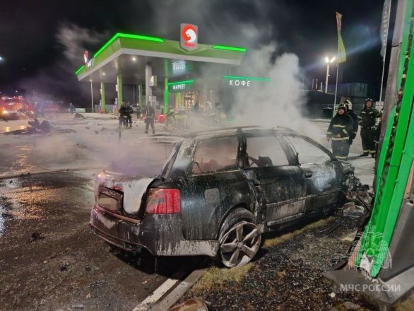 Опубликованы фото с места ДТП с загоревшейся машиной на АЗС в Арзамасе - фото 2