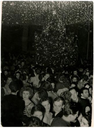 Молодежь танцует вокруг новогодней елки. 31 декабря 1959 год / госкаталог.рф От XIX века до советских времен: как раньше отмечали Новый год в Нижнем Новгороде — фото - фото 32