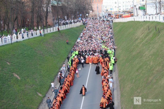 Фоторепортаж: как прошел пасхальный крестный ход в Нижнем Новгороде - фото 56