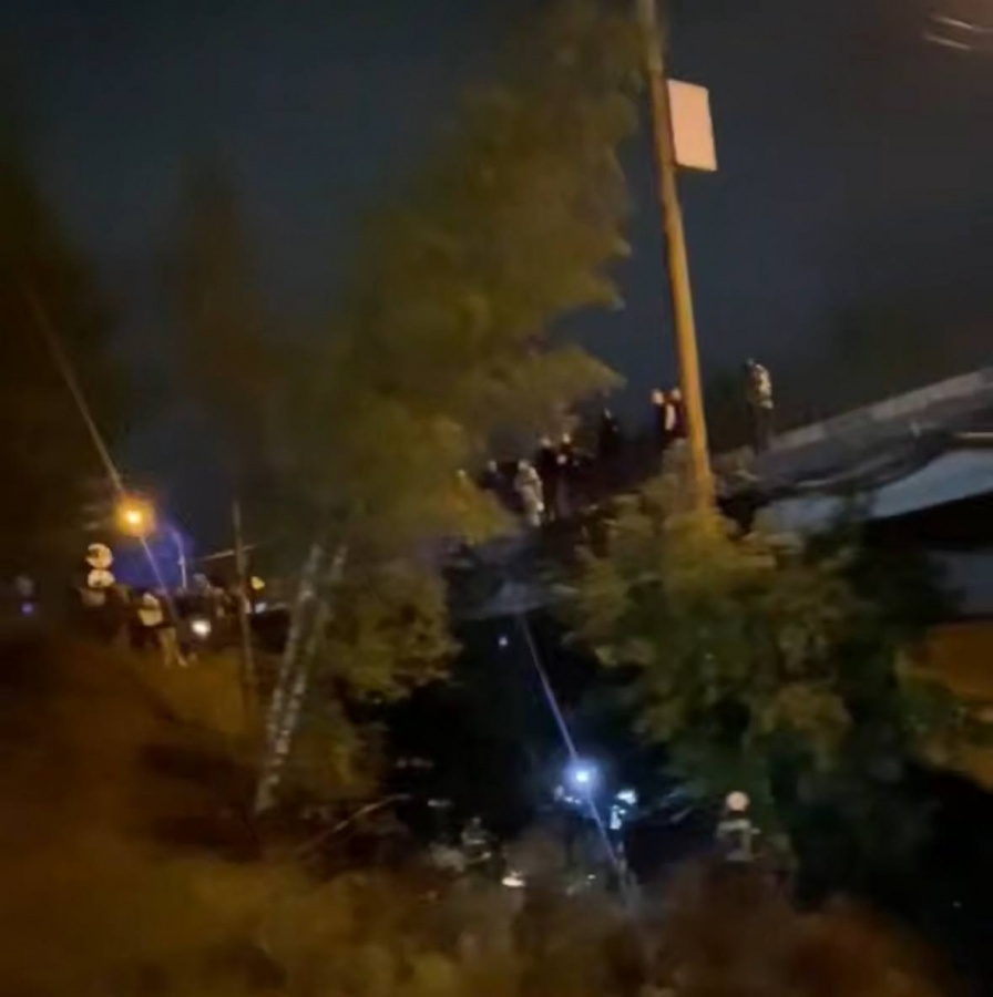 Иномарка сорвалась с ж/д моста в Нижегородской области: один человек погиб - фото 1