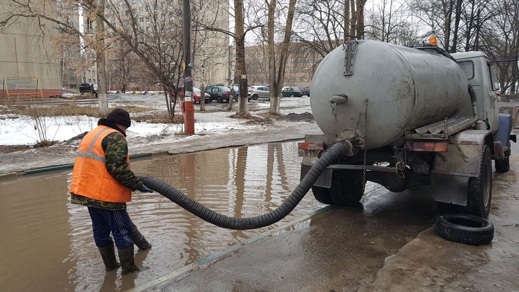 Коммунальщики откачали больше тысячи кубометров воды с улиц Автозаводского района - фото 1