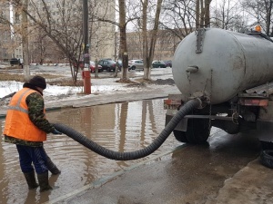 Коммунальщики откачали больше тысячи кубометров воды с улиц Автозаводского района
