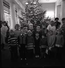 Празднование Нового года в кафе «Нижегородское» на пл. М. Горького. Групповой портрет у новогодней елки. 1970-е годы / госкаталог.рф От XIX века до советских времен: как раньше отмечали Новый год в Нижнем Новгороде — фото - фото 36