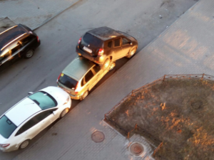 Лихач протаранил десять автомобилей и припарковался прямо на одной из них (ФОТО)