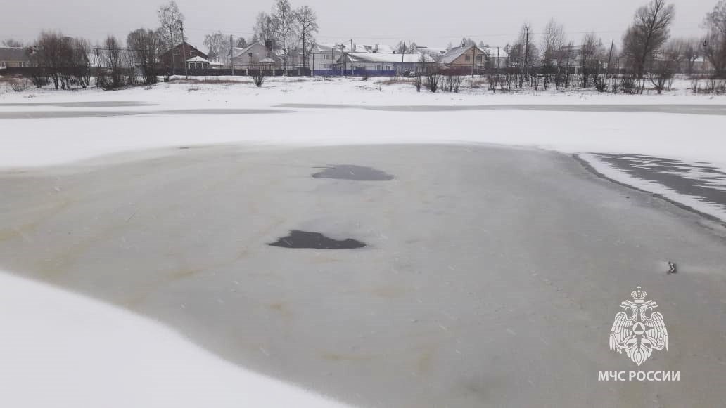 Два школьника провалились под лед на пруду в Первомайске