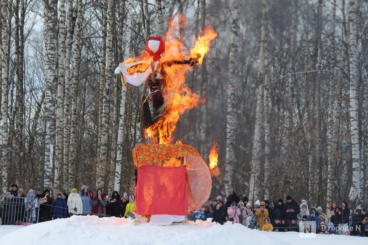 С блинами и в сугробах: как прошла Масленица в Нижнем Новгороде — фоторепортаж - фото 1