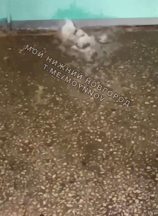 Утечку устранили в нижегородской девятиэтажке, где в подъезде забил фонтан - фото 1