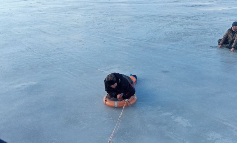 Еще двое рыбаков провалились под лед в Воротынском округе - фото 1