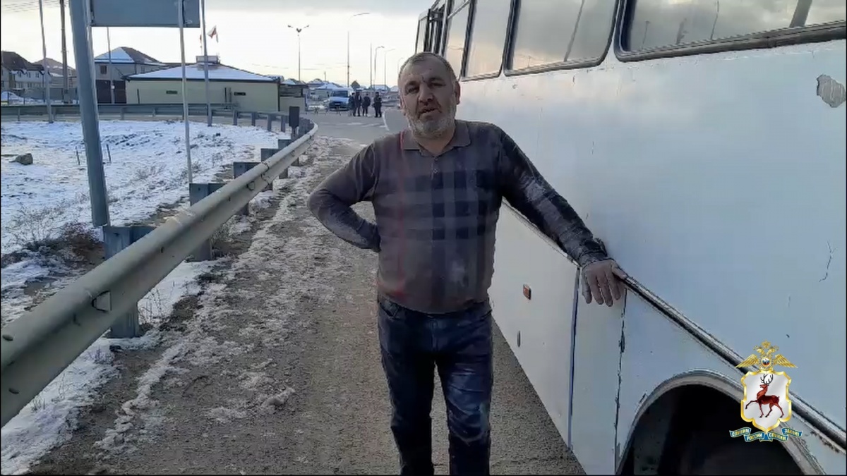Нижегородские полицейские потушили автобус в Дагестане - фото 1