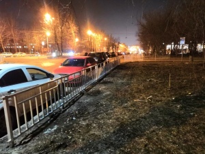 170 метров забора на улице Ванеева установили, чтобы спасти газон от автомобилей