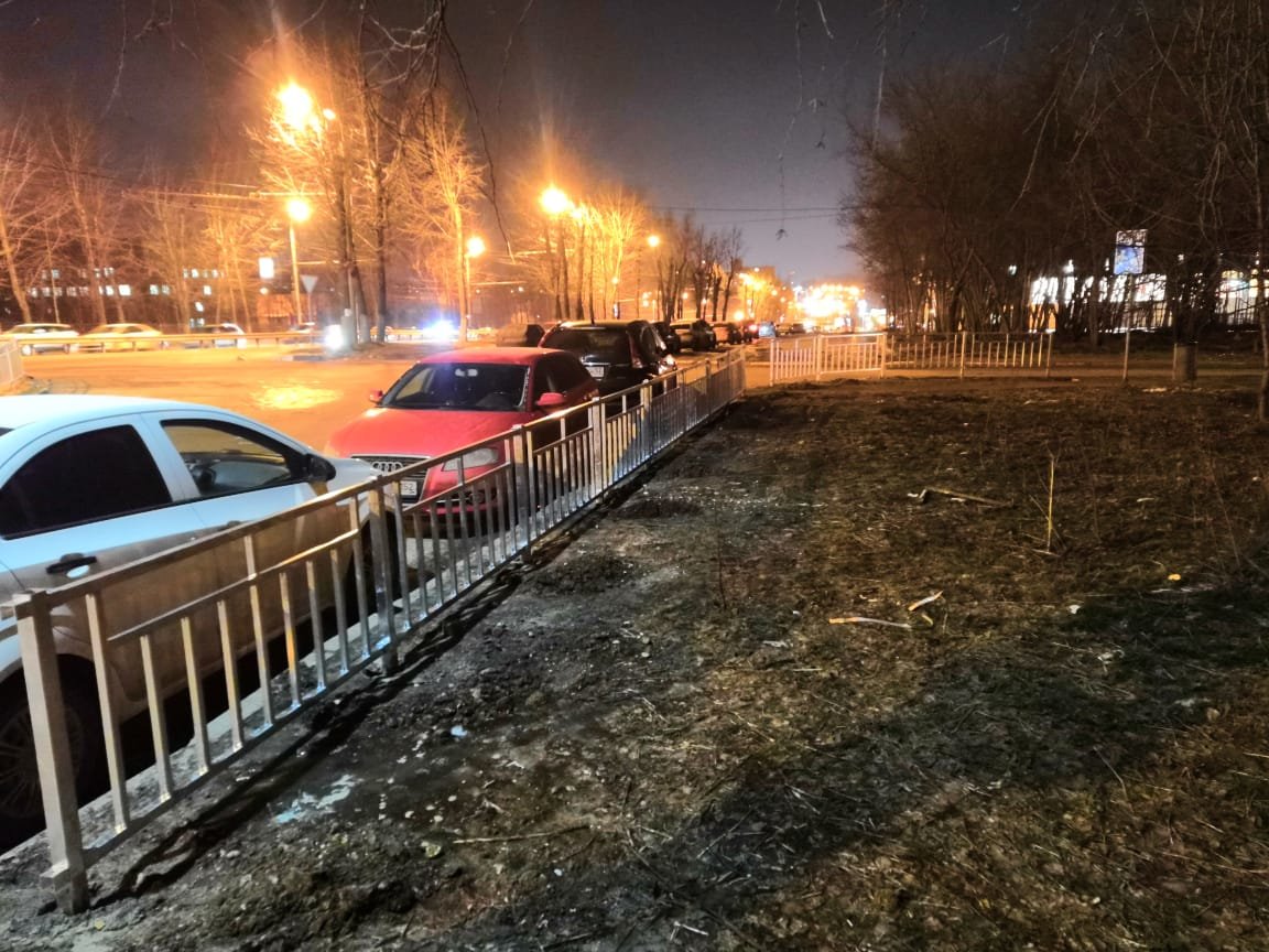 170 метров забора на улице Ванеева установили, чтобы спасти газон от автомобилей - фото 1