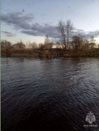 Лодка с двумя рыбаками опрокинулась на Волге в Лысковском округе - фото 2