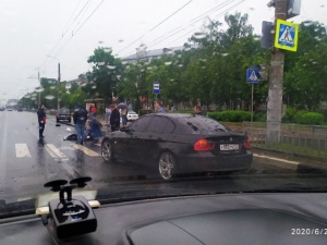 Автомобиль сбил человека на пешеходном переходе в Ленинском районе