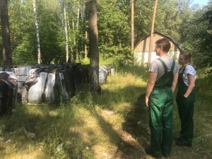 Свалку цистерн с нефтепродуктами обнаружили жители в борском лесу