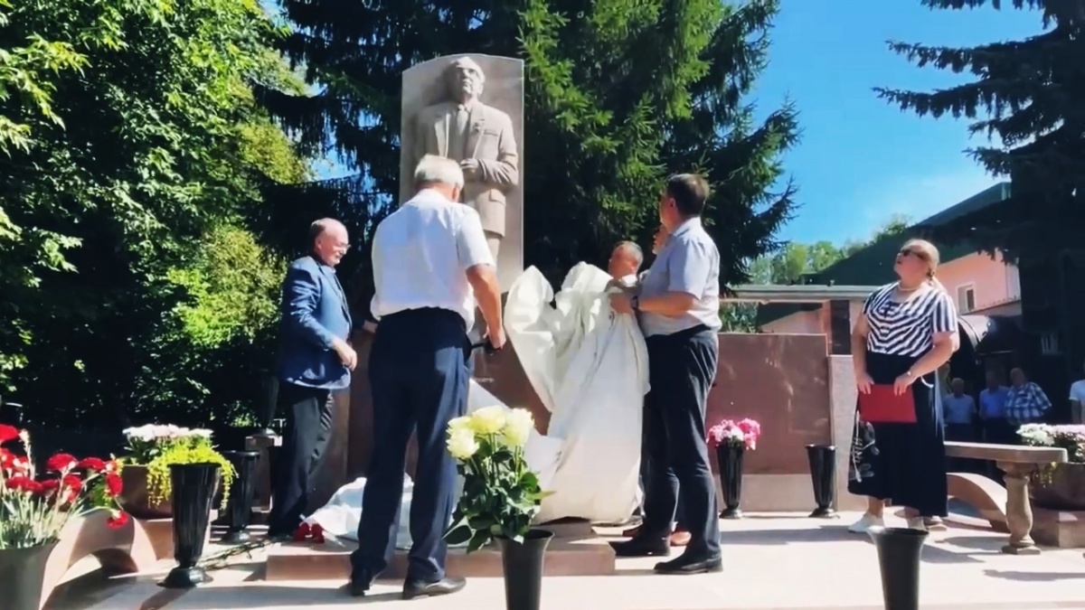 Стелу в память о президенте &laquo;Гидромаша&raquo; Владимире Лузянине установили на Бугровском кладбище - фото 1