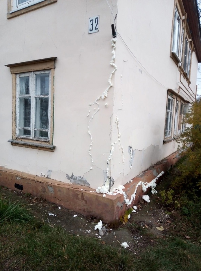 Трещины на доме в Сокольском починили монтажной пеной - фото 2