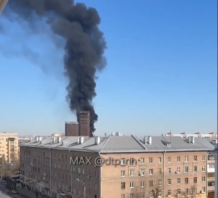 Столб черного дыма напугал жителей Нижнего Новгорода: горит битум - фото 1