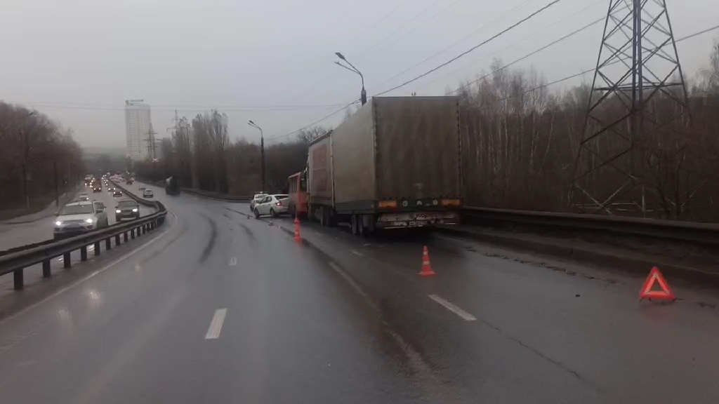 Два человека пострадали в столкновении маршрутки и фуры на Комсомольском шоссе - фото 1