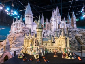 Lego создала большую модель Хогвартса и фигурки героев «Гарри Поттера»