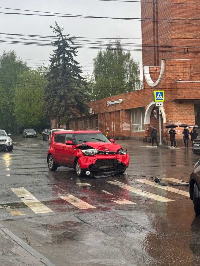 Два человека пострадали в ДТП на улице Ванеева в Нижнем Новгороде - фото 1