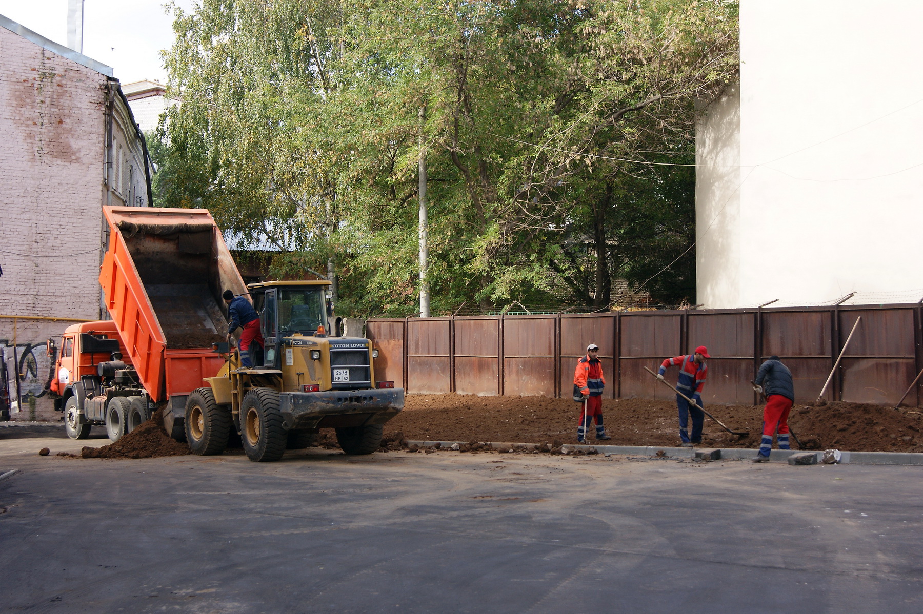 Работы по укладке асфальта во дворах Нижегородского района выполнены на 80% - фото 1