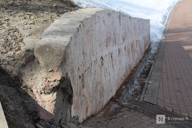 Трещит по швам: как выглядит центр Нижнего Новгорода после аномальной зимы — фоторепортаж - фото 91