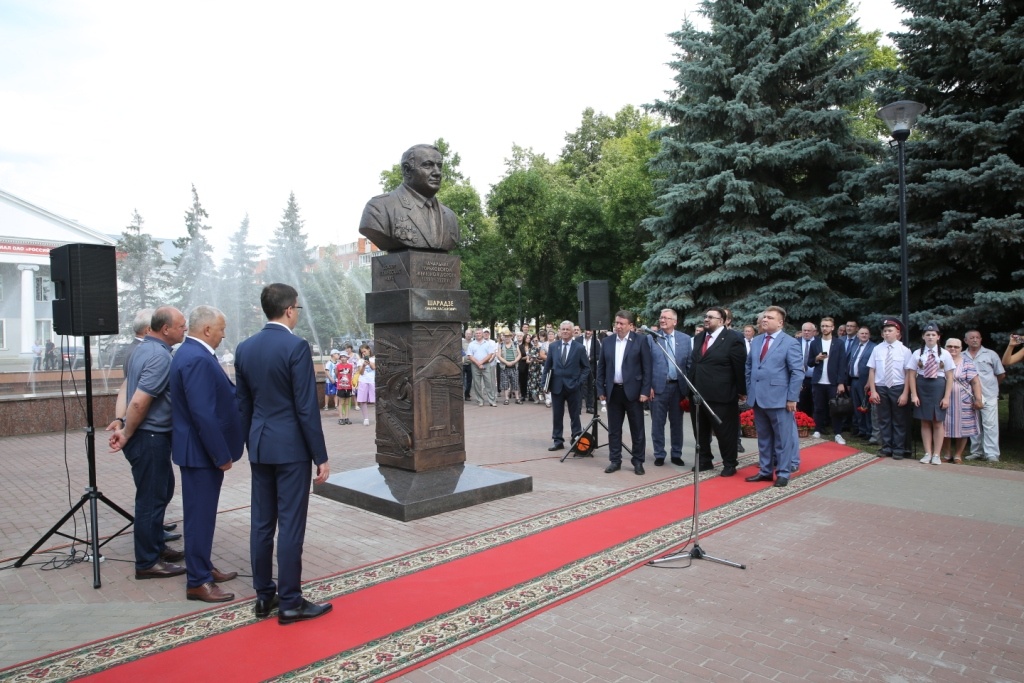 Памятник бывшему мэру Нижнего Новгорода Омари Шарадзе открыли 2 августа - фото 1