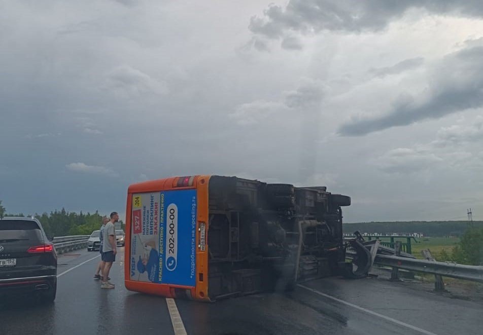 Автобус с пассажирами перевернулся под Нижним Новгородом