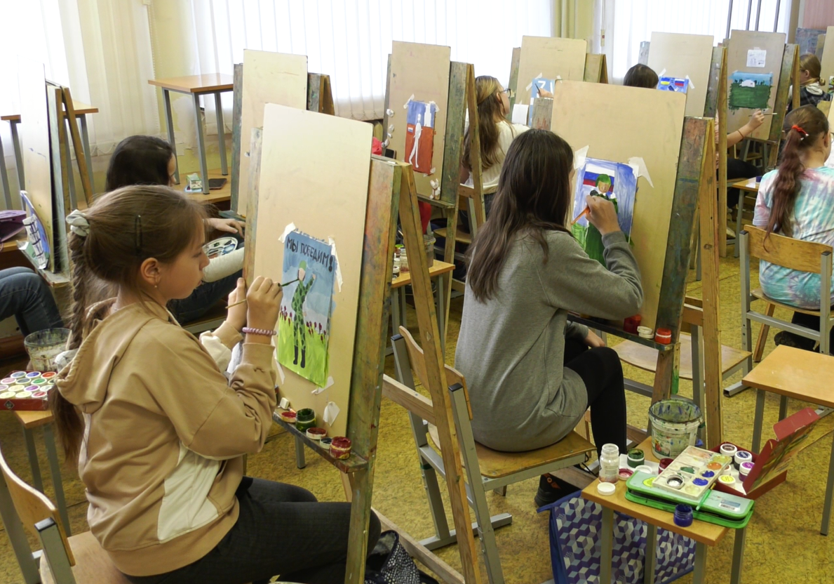 Детей из Дзержинска привлекли к созданию подарки для российских военнослужащих - фото 1