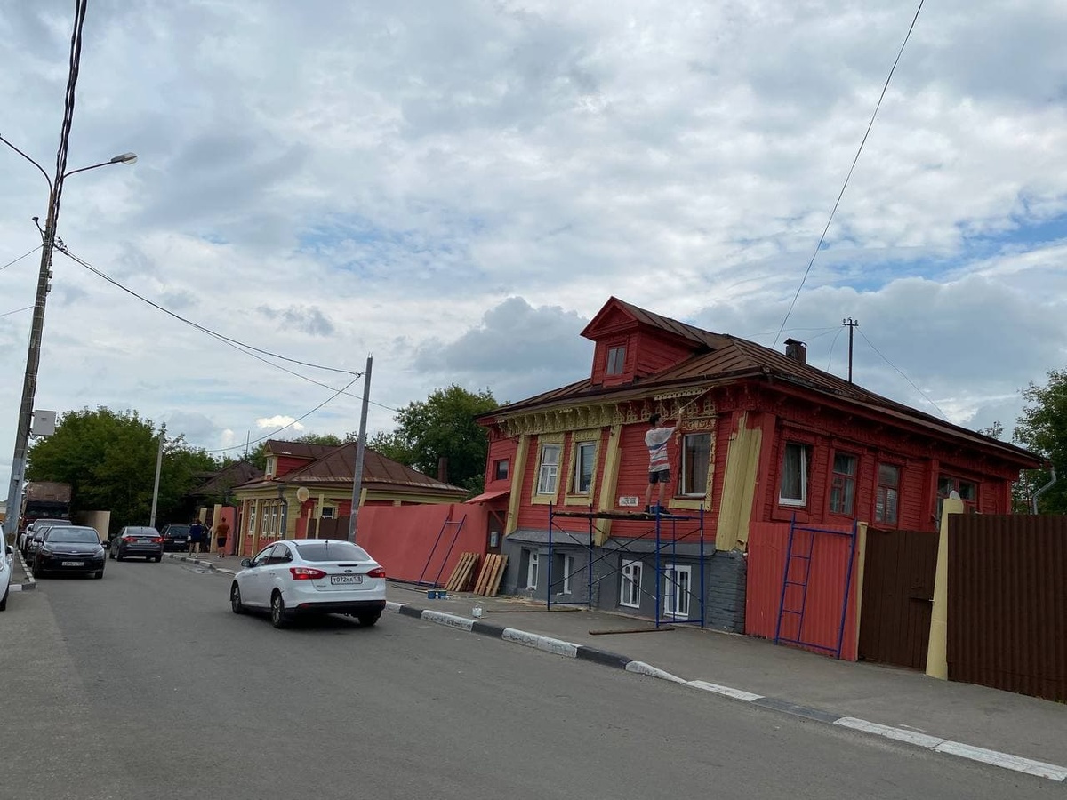 Дома &laquo;ядовитого&raquo; цвета перекрашивают в Нижнем Новгороде - фото 1