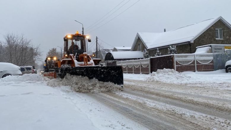 Более 20 снегоуборочных машин борются с непогодой в Дзержинске - фото 4