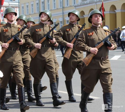 Фоторепортаж: парад в честь 80-й годовщины Победы прошел в Нижнем Новгороде - фото 78