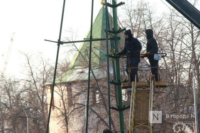 Главную нижегородскую елку демонтировали на площади Минина и Пожарского - фото 2