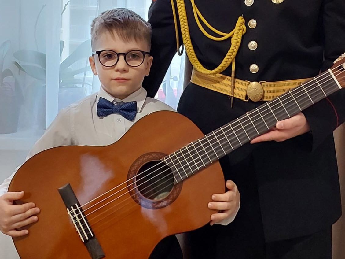 Замгубернатора подарил гитару семилетнему нижегородцу - фото 1