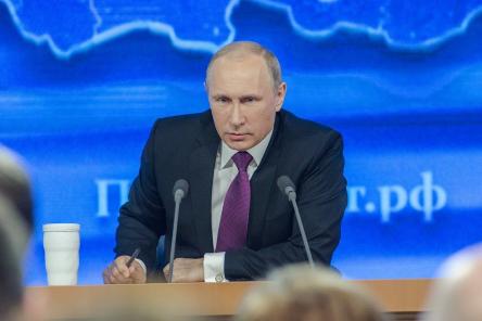 Путин подписал законы о борьбе с фейковыми новостями и неуважением к власти: какие изменения ждут россиян