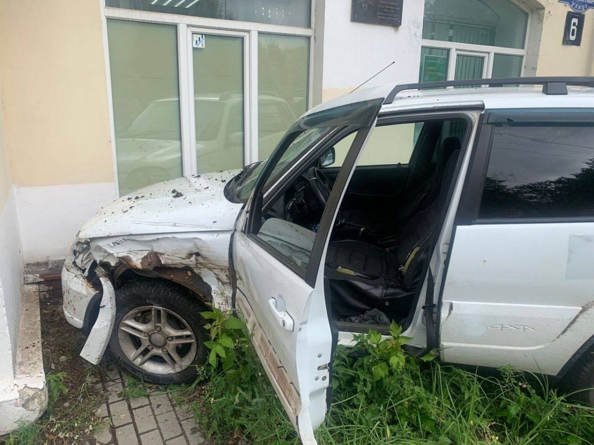 Машина врезалась в здание, скрываясь от полицейской погони в Кстове - фото 1